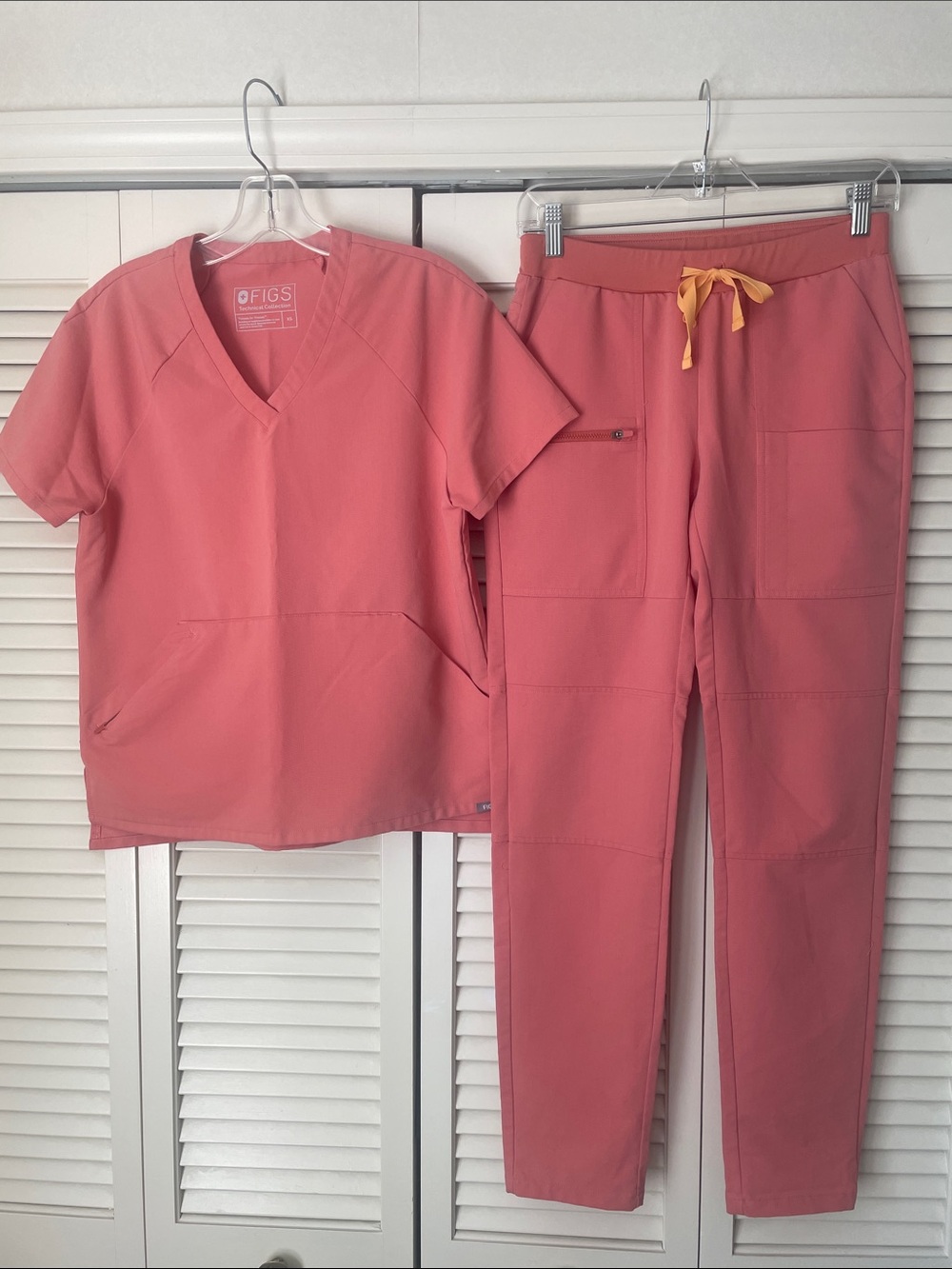 FIGS Discontinued Yona Women's Scrub Set Coral pink w/ Orange Drawstring Sz XS